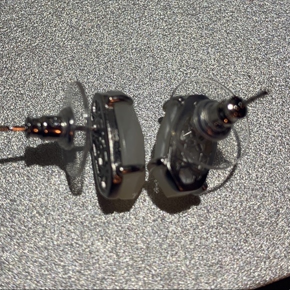 Kendra Scott earrings w filagree backing - Picture 9 of 12